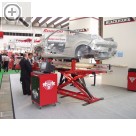 Snap-on Equipment auf der Automechanika 2004 Die Richthebebhne Post Lift kann natrlich mit dem Karosserie-Messsystem SHARK kombiniert werden.  