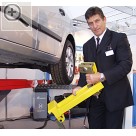 CELETTE auf der Automechanika 2004 Die Spannvorrichtungen lassen sich einfach und flexibel montieren. Celette France 