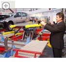 CELETTE auf der Automechanika 2004 Die Hubhhe des Radfeihebers langt auch fr Gelndewagen. Celette France 