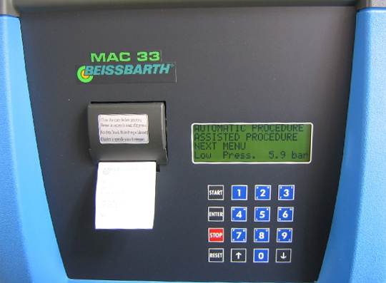 BEISSBARTH Klimaservicegerät MAC 33 UV das Bedienterminal mit Tastatur, Anzeige und Drucker.