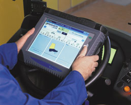 Die Bedien-/Anzeigeneinheit bringt mit ihrem Touchscreen-Farbmonitor alle Daten per Funk ins Fahrerhaus.
