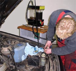 Fahrzeug abstellen, den gereinigten Behälter montieren und mit dem restlichen Frischöl befüllen.