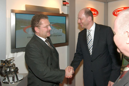 Der seit Anfang des Jahres bei Delphi verantwortliche Sales und Service Manager im Bereich Diesel, Hans-Dieter Matejat (links), führte den Besuch über den Messestand und erläuterte die Strategie und Innovationen des Delphi Aftermarketes.