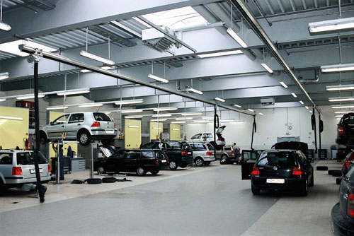 Volkswagen Reparaturwerkstatt - Saugschlitzkanäle für die Abgasabsaugung.