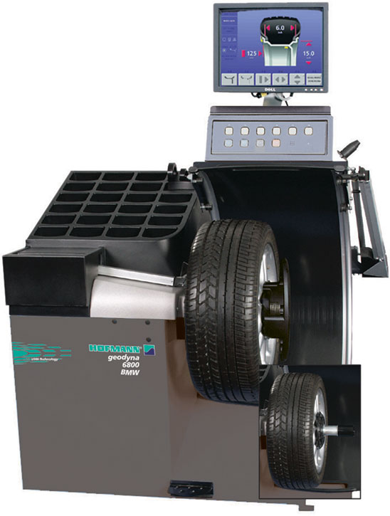 Radauswuchtmaschine geodyna 6800 BMW alternativ in p-Version mit elektromechanischer Radspann- und -mittenzentriervorrichtung power clamp.