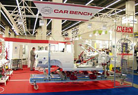 Messestand der HSK CAR BENCH Karosseriegeräte- Vertriebs-GmbH auf der IAA 2003.