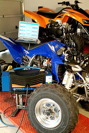 ATV Abgasdiagnose mit MAHA Abgastester MGT 5 und Diagnoselaptop.