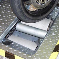 Von SAXON Pr&uuml;ftechnik kommt der weltweit erste, selbst-stabilisierende Motorrad-Rollenbremsenpr&uuml;fstand. Der B 30 A ist mit seiner einzigartigen Rollensatz-Konstruktion zum Patent angemeldet worden.