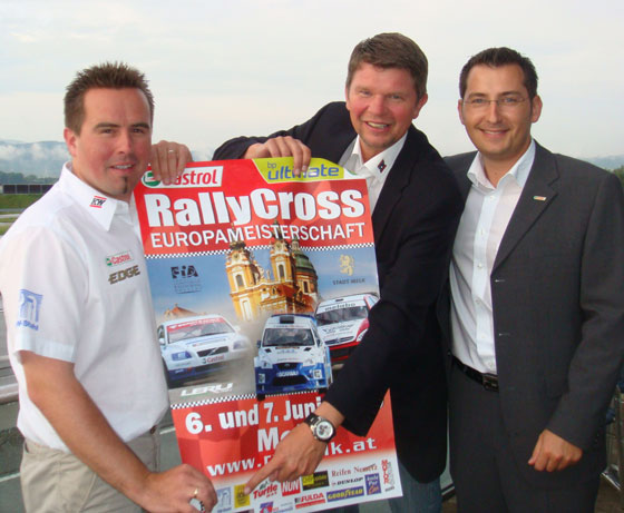 Jürgen Weiß zusammen mit Claus Gruber (Geschäftsführer KW-Automotive) und Ralph Kraschitzer (Castrol Motorsport Beauftragter) präsentieren das Plakat zur RallyCross EM in Melk