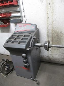 Reifen-Wuchtmaschine